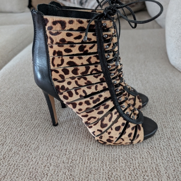 Leopard Print Leather Lace Up Vince Camuto Booties - Picture 1 of 9